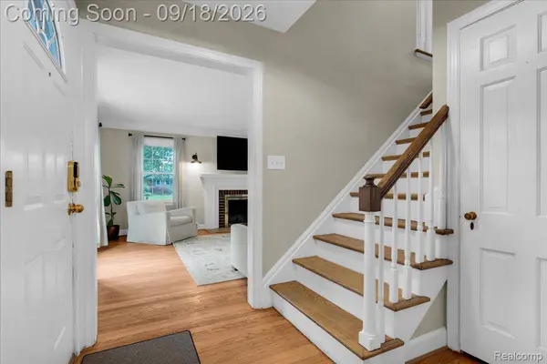 27250 Santa Barbara DR, Lathrup Village, MI 48076