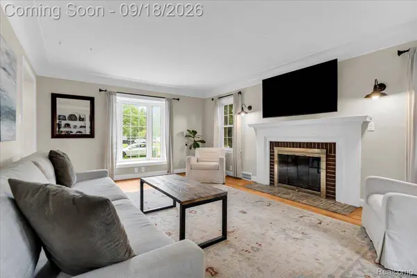 27250 Santa Barbara DR, Lathrup Village, MI 48076