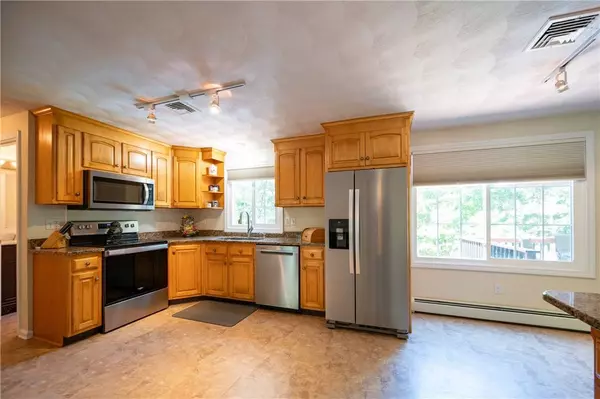 100 Whitney LN, Burrillville, RI 02858