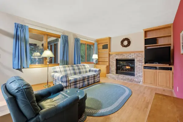 14 W Newhaven Circle, Madison, WI 53717
