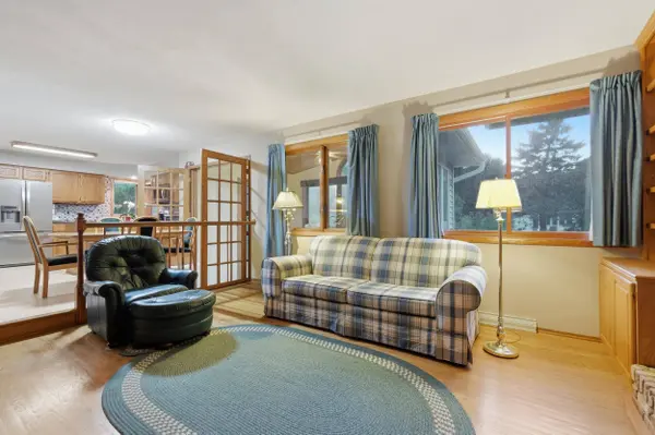 14 W Newhaven Circle, Madison, WI 53717