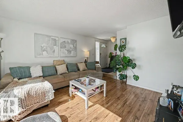 8708 25A AV NW, Edmonton, AB T6K 2W7