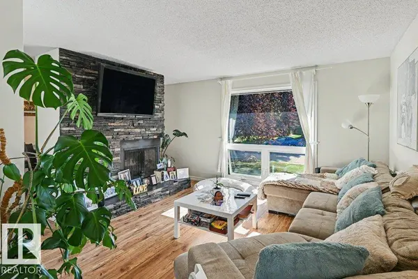 8708 25A AV NW, Edmonton, AB T6K 2W7