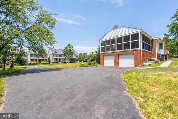 5619 WHARTON LN, Centreville, VA 20120