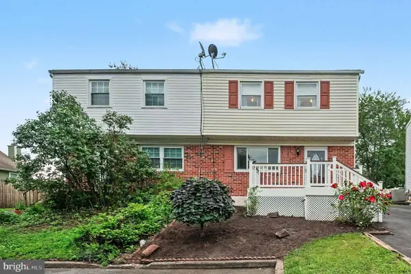 729 HOLLY DR