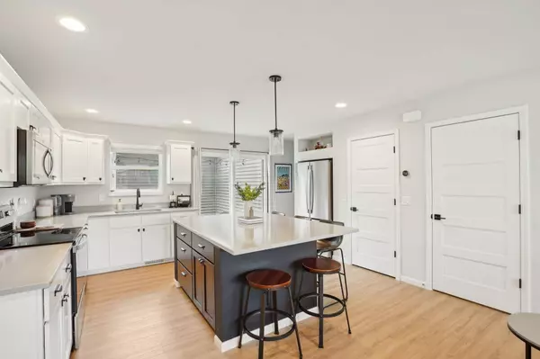 637 Hillcrest Drive, Waunakee, WI 53597