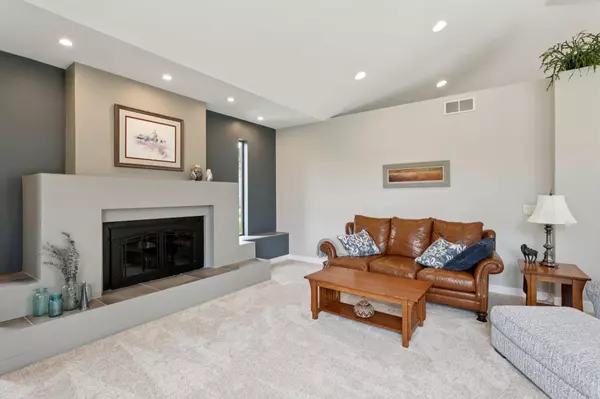 516 Hawthorn Court, Cottage Grove, WI 53527