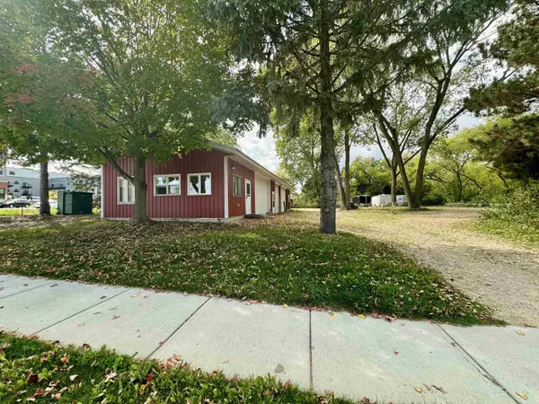 112 N Madison Street, Waunakee, WI 53597-1044