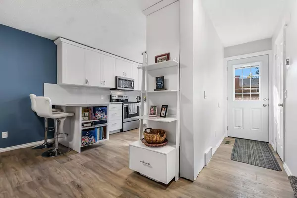 7 Westland RD #8, Okotoks, AB T1S 1Z1