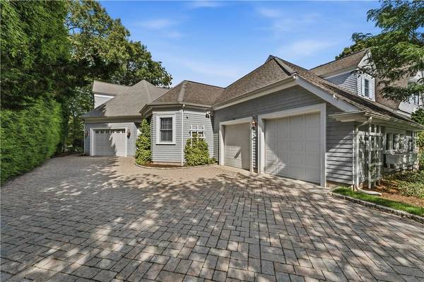 7 Eagle DR, Dartmouth, MA 02748