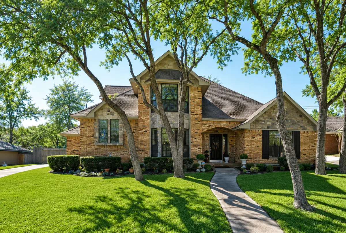 2110 Emerald Lake Dr, Arlington, TX 76013-5216