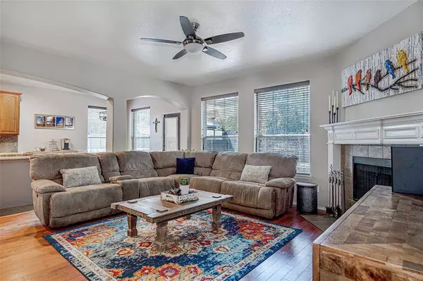 210 Forestridge Drive, Mansfield, TX 76063