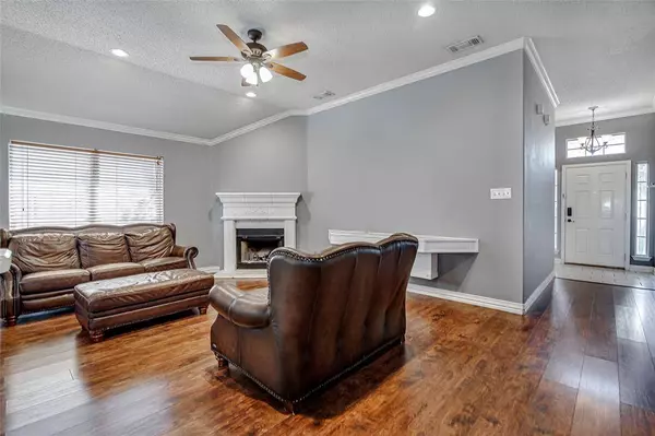 729 Mesa Vista Drive, Crowley, TX 76036