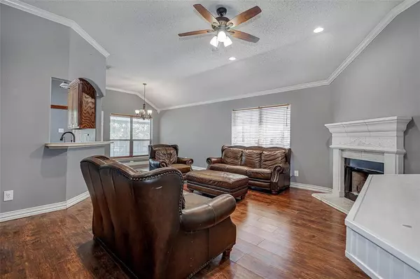 729 Mesa Vista Drive, Crowley, TX 76036