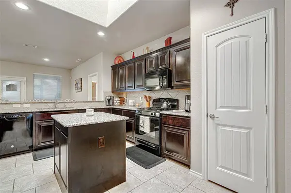 6815 Biondi Trail, Arlington, TX 76001