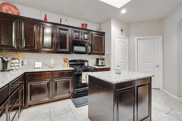 6815 Biondi Trail, Arlington, TX 76001