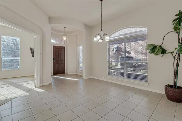 729 Red Elm Lane, Fort Worth, TX 76131