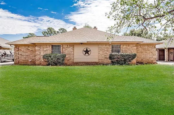 5211 Wild West Drive, Arlington, TX 76017