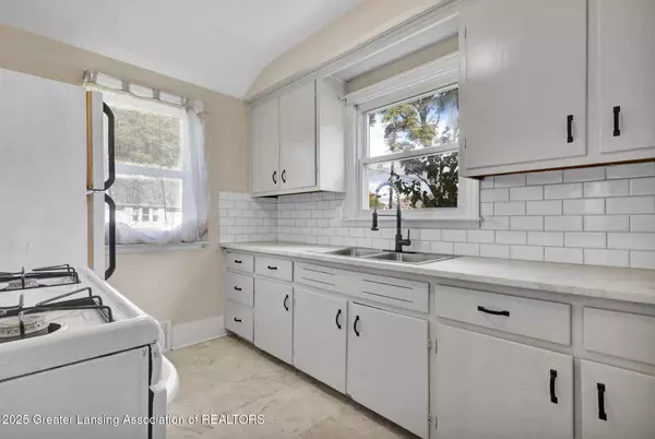 904 Pacific AVE, Lansing, MI 48910