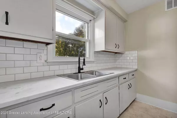 904 Pacific AVE, Lansing, MI 48910