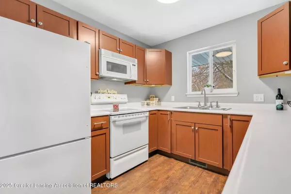 1700-1702 Lockbridge DR, Lansing, MI 48911