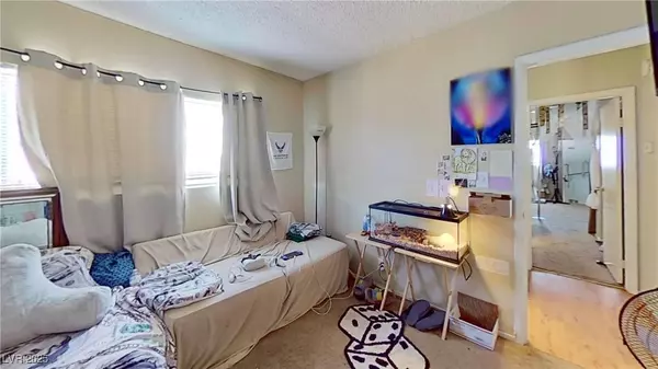 1569 Hialeah DR, Las Vegas, NV 89119