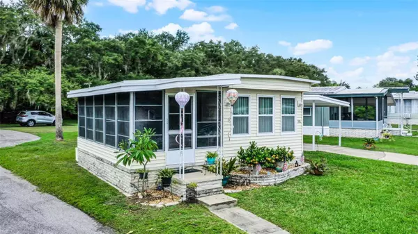 9 COCOS PLUMOSA DR #A, Eustis, FL 32726