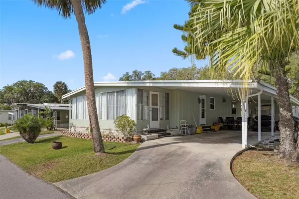 8 COCOS PLUMOSA DR #A, Eustis, FL 32726