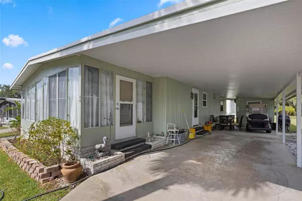 8 COCOS PLUMOSA DR #A, Eustis, FL 32726