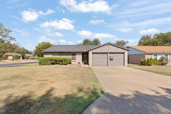 301 E Hampton Road, Crowley, TX 76036