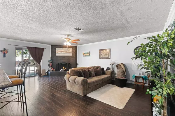 301 E Hampton Road, Crowley, TX 76036