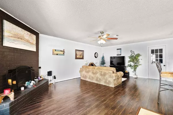 301 E Hampton Road, Crowley, TX 76036