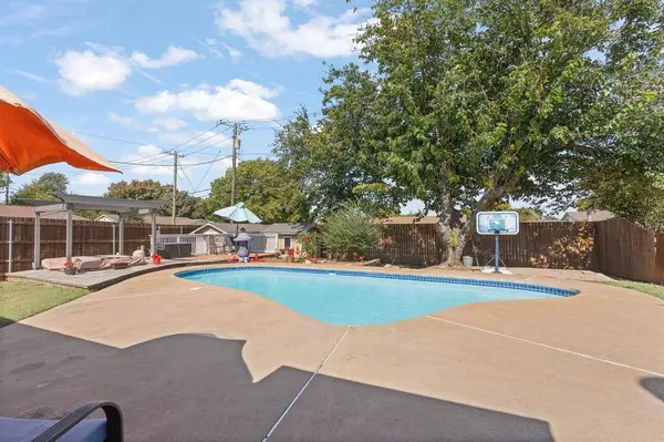 301 E Hampton Road, Crowley, TX 76036