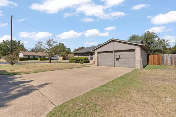 301 E Hampton Road, Crowley, TX 76036