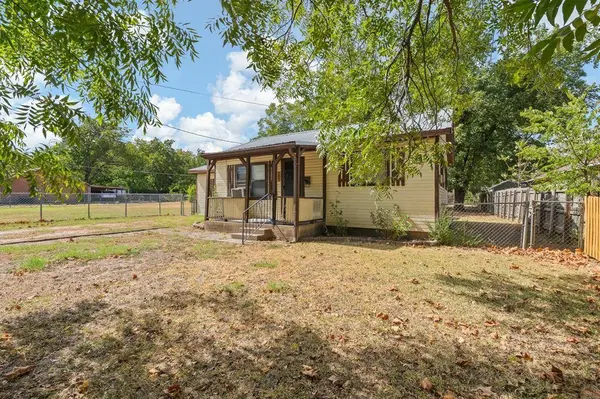 706 W Lone Star Avenue, Cleburne, TX 76033