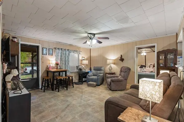 706 W Lone Star Avenue, Cleburne, TX 76033