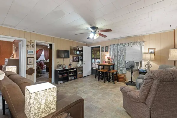 706 W Lone Star Avenue, Cleburne, TX 76033