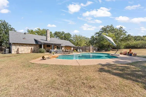 312 Trailwood Drive, Joshua, TX 76058