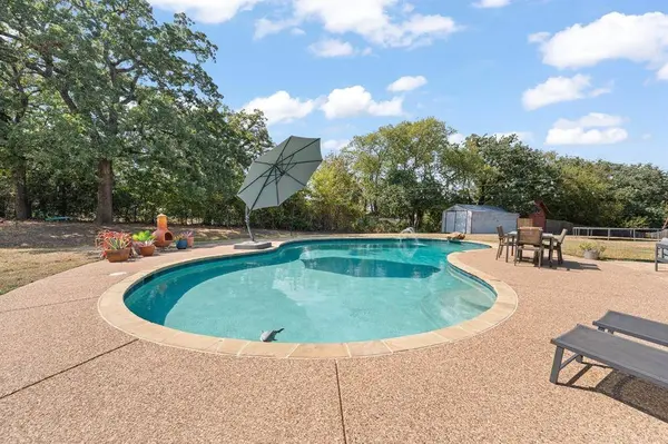 312 Trailwood Drive, Joshua, TX 76058