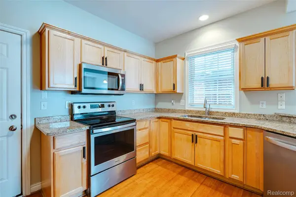 1584 Commodore CIR, Canton, MI 48187