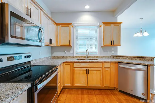 1584 Commodore CIR, Canton, MI 48187