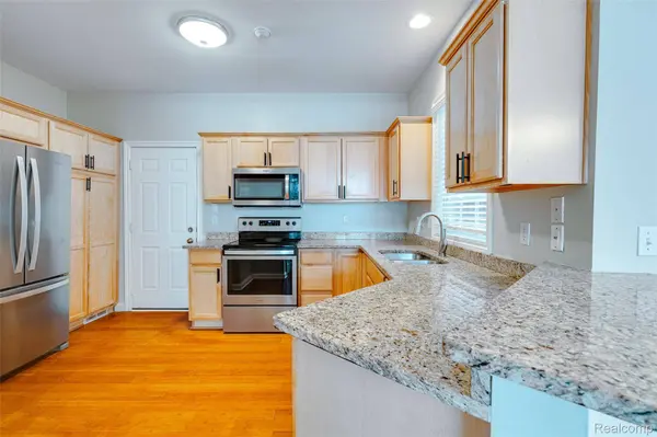 1584 Commodore CIR, Canton, MI 48187