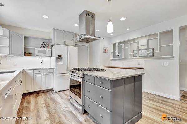 7001 Foothill DR, Anchorage, AK 99504