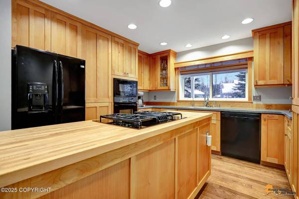 7521 Labrador CIR, Anchorage, AK 99502