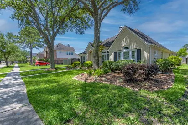 2120 Barrington Pointe DR, League City, TX 77573