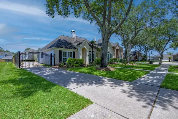 2120 Barrington Pointe DR, League City, TX 77573