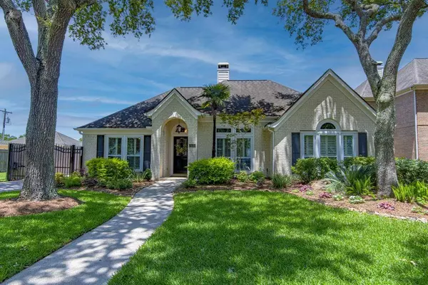 2120 Barrington Pointe DR, League City, TX 77573