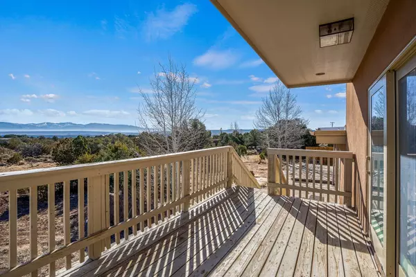 121 Monte Rey DR N, White Rock, NM 87547