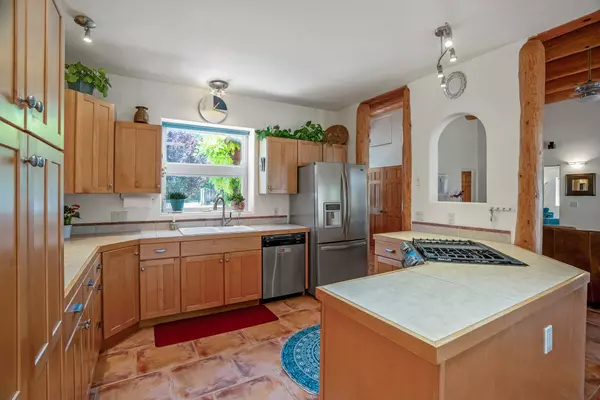 29 Shady LN, Espanola, NM 87532