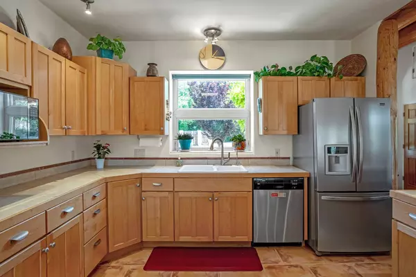 29 Shady LN, Espanola, NM 87532